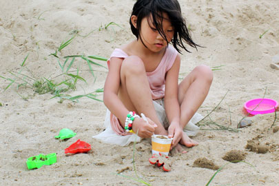 모래놀이를 하는 아이