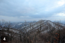 정상에서 보이는 겨울 칠갑산의 풍경1